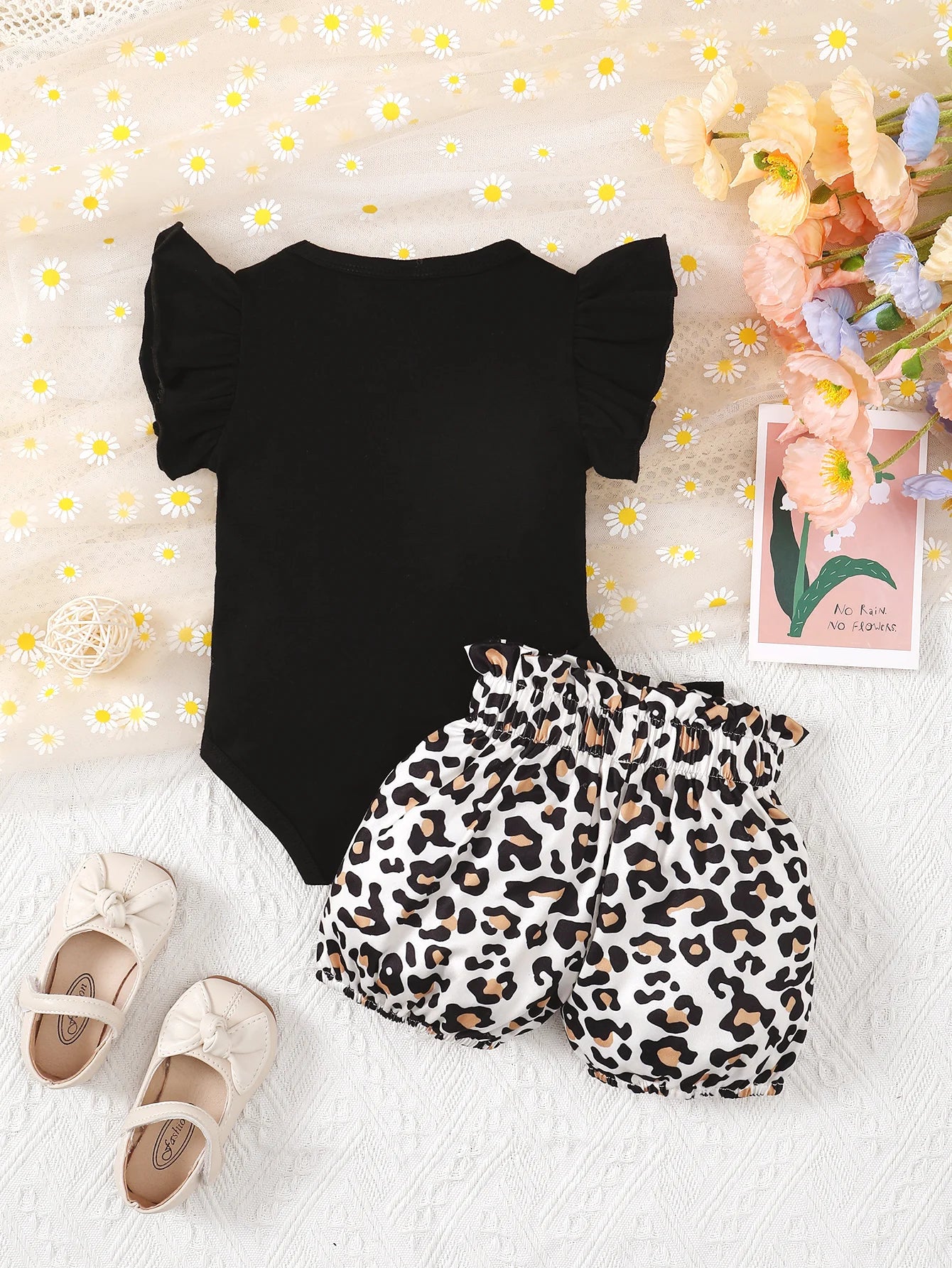 Baby Bubble summer baby jumpsuit set featuring a playful leopard print, perfect for warm weather and comfortable crawling.